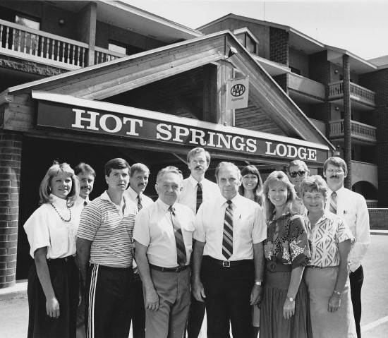 Glenwood Hot Springs Lodge opened 1986