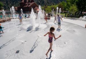 Kids playing in the Grand Fountain Splash Pad